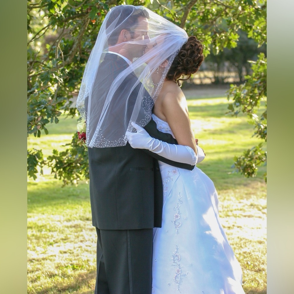 (BUNDLE!) 😍🔥 Wedding Dress, Underskirt, Veil and Bridal Gloves 🥹✨ - Picture 2 of 12